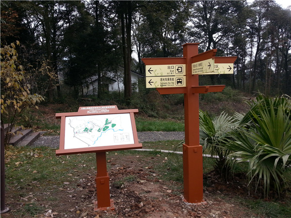 在現(xiàn)代大城市或一些鄉(xiāng)村道路上，合理的價(jià)格路標(biāo)隨處可見(jiàn)。盡管人們?cè)谌粘Ｉ钪胁⒉惶⒁馑麄儯蠖鄶?shù)時(shí)候他們會(huì)快速瀏覽一下，獲取他們需要的信息，然后離開(kāi)。甚至一些未開(kāi)化的人也樂(lè)于破壞這種公共物品。為了引起人們對(duì)導(dǎo)視牌的注意，我們來(lái)介紹一下導(dǎo)視牌的具體功能。  首先，導(dǎo)視牌最基本的功能是作為路標(biāo)和導(dǎo)游卡，向來(lái)往的人們傳達(dá)各種信息，主要包括重要場(chǎng)所的內(nèi)部結(jié)構(gòu)、周?chē)缆泛徒煌顩r的說(shuō)明，以便人們能夠獨(dú)立、快速地找到正確的前進(jìn)方向，這在高速公路或國(guó)道上是常見(jiàn)的。不僅如此，它還可以作為一些著名旅游景點(diǎn)附近建筑的文化背景介紹或名人身份介紹的載體，有利于豐富游客的文化背景知識(shí)，是一種優(yōu)秀的文化宣傳手段。此外，標(biāo)有“禁止”字樣的標(biāo)識(shí)，如:禁止吸煙、禁止大聲喧嘩、禁止攝影等。有利于維護(hù)公共秩序，明確告知群眾哪些行為是不允許的，并對(duì)公眾產(chǎn)生約束作用。  其次，著名的導(dǎo)向標(biāo)識(shí)也是美化和豐富空間環(huán)境的工具。它可以填補(bǔ)視覺(jué)空白，同時(shí)還可以調(diào)節(jié)和緩解公眾的視覺(jué)疲勞。一些路標(biāo)將被設(shè)計(jì)得漂亮可愛(ài)，這實(shí)際上是對(duì)環(huán)境的一種點(diǎn)綴，使周?chē)沫h(huán)境更加充滿(mǎn)活力和新鮮。眾所周知，如果你在高速公路上開(kāi)很長(zhǎng)時(shí)間，你會(huì)很累，因?yàn)橹車(chē)h(huán)境太單一。 然而，導(dǎo)向標(biāo)識(shí)可以給司機(jī)提供一定的距離或各種各樣的當(dāng)?shù)匦畔ⅲ@可以使每個(gè)人的注意力暫時(shí)轉(zhuǎn)移，并很容易引起與車(chē)內(nèi)乘客的話(huà)題。總而言之，導(dǎo)視牌在人們的日常生活中非常重要。沒(méi)有它，人們將很難找到前進(jìn)的正確方向，空間環(huán)境將不會(huì)豐富和美麗。  因此，平時(shí)人們應(yīng)該愛(ài)護(hù)公共場(chǎng)所的導(dǎo)向標(biāo)識(shí)，不要讓它們成為自己享樂(lè)的代價(jià)，充分發(fā)揮它們的使用價(jià)值。